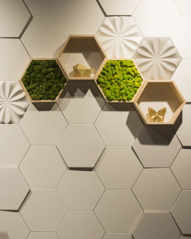 🔷 𝑯𝒆𝒙𝒂: figuras que se adaptan a ti.

Nuestra colección Hexa se compone de módulos hexagonales que puedes combinar como quieras.

🌿 Personaliza tu pared, juega con los volúmenes y crea una composición a tu medida.
Y todo, con el encanto natural del musgo preservado.

🌐 www.greenesfera.com
📩 info@greenesfera.com
📞 678 83 48 28

#Greenesfera #greenwalls #walldecor #biofilia #biophilia #biophilicdesign #wellbeing #bienestar #contract #verticalgarden #jardinvertical #architecture #interiordesign #biophilicdesigns #naturaldesign #naturaldecor #greendecor #greendesign #design #decor #interiordesign #interiorismo #interiorism #deco #preservedplants #HexaByGreenesfera