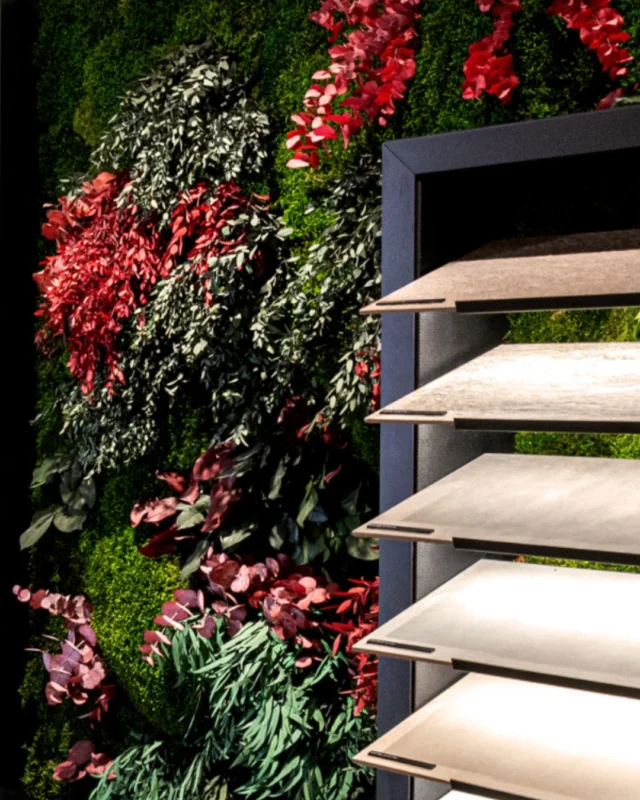 Los jardines verticales no solo aportan vida: transforman el ambiente. 🌿

Esta composición en tonos rojizos y verdes se integra en la arquitectura y realza el producto cerámico, creando un diálogo orgánico entre naturaleza y diseño.

✨ Una forma elegante de conectar texturas, colores y sensaciones.

🌐 www.greenesfera.com
📩 info@greenesfera.com
📞 678 83 48 28

#Greenesfera #greenwalls #walldecor #biofilia #biophilia #biophilicdesign #wellbeing #bienestar #contract #verticalgarden #jardinvertical #architecture #interiordesign #biophilicdesigns #naturaldesign #naturaldecor #greendecor #greendesign #design #decor #interiordesign #interiorismo #interiorism #deco #preservedplants