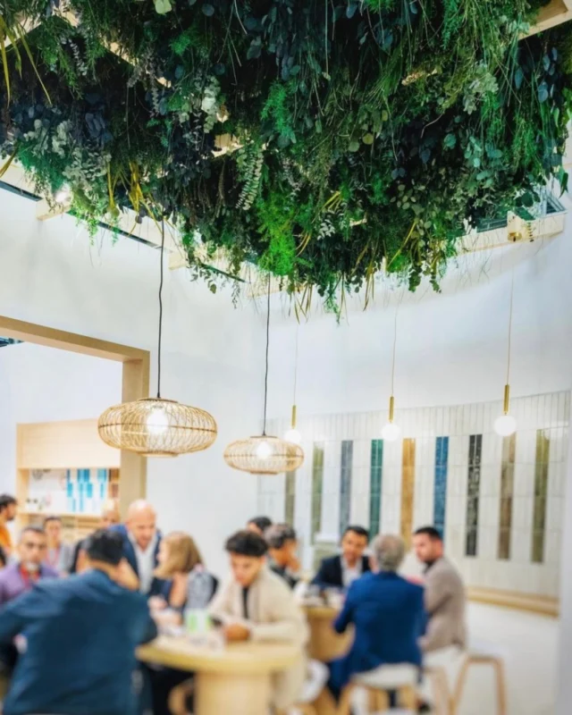 ¿Y si te dijéramos que también diseñamos techos verdes? 🍃

En este proyecto, la vegetación colgante genera una atmósfera envolvente y dinámica, ideal para zonas comunes, restaurantes o espacios comerciales.🔝

✨ Una instalación que da sombra, color y vida desde arriba.

🌐 www.greenesfera.com
📩 info@greenesfera.com
📞 678 83 48 28

#Greenesfera #greenwalls #walldecor #biofilia #biophilia #biophilicdesign #wellbeing #bienestar #contract #verticalgarden #jardinvertical #architecture #interiordesign #biophilicdesigns #naturaldesign #naturaldecor #greendecor #greendesign #design #decor #interiordesign #interiorismo #interiorism #deco #preservedplants